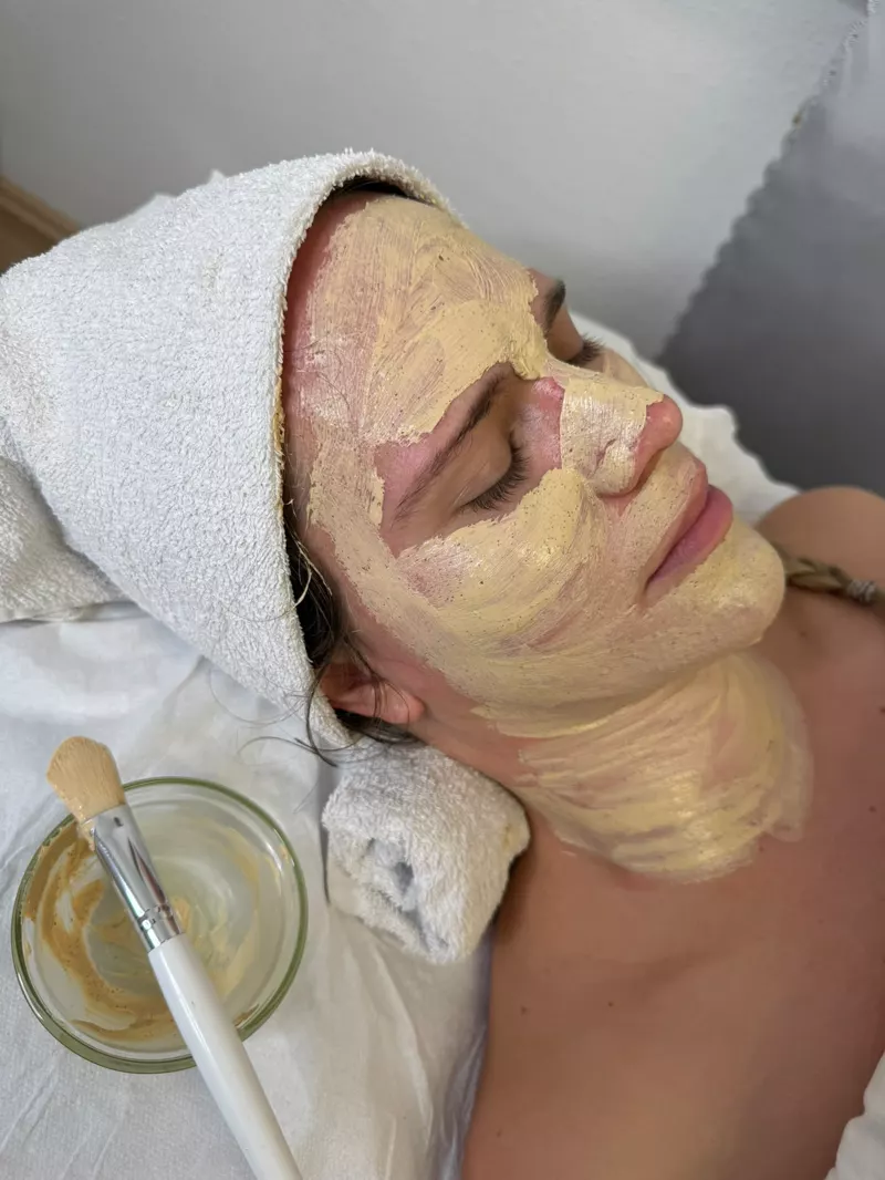 Gesichtsbehandlung mit nährender Maske im Studio von Beauty by Alina Blum Baden-Baden